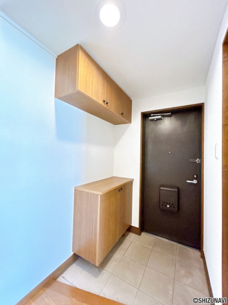 【リフォーム済/玄関】鍵の交換、シューズボックスのクリーニング、フローリングのワックスがけを行いました。