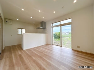 【リフォーム後/LDK】約10帖のLDKです。フローリングの重張、クロス・照明・建具の交換を行いました。