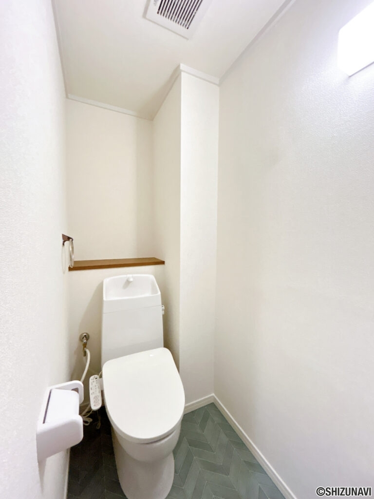 【リフォーム済/トイレ】便器・便座は新品交換いたしました。タオルリング・ペーパーホルダーも合わせて交換いたしました。