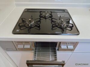 【リフォーム後／キッチン】新品交換したキッチンは３口コンロで同時調理が可能。大きなお鍋を置いても困らない広さです。お手入れ簡単なコンロなのでうっかり吹きこぼしてもお掃除ラクラクです。