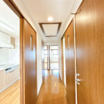 【廊下】廊下はクロス張替え、照明交換、フローリングワックスがけを行いました。