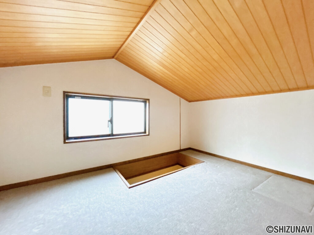 【小屋裏収納】マンション最上階のお部屋のため、小屋浦収納がございます。収納スペースに何かと困りがちなマンションですが、収納には困らなさそうですね。