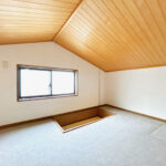 【小屋裏収納】マンション最上階のお部屋のため、小屋浦収納がございます。収納スペースに何かと困りがちなマンションですが、収納には困らなさそうですね。