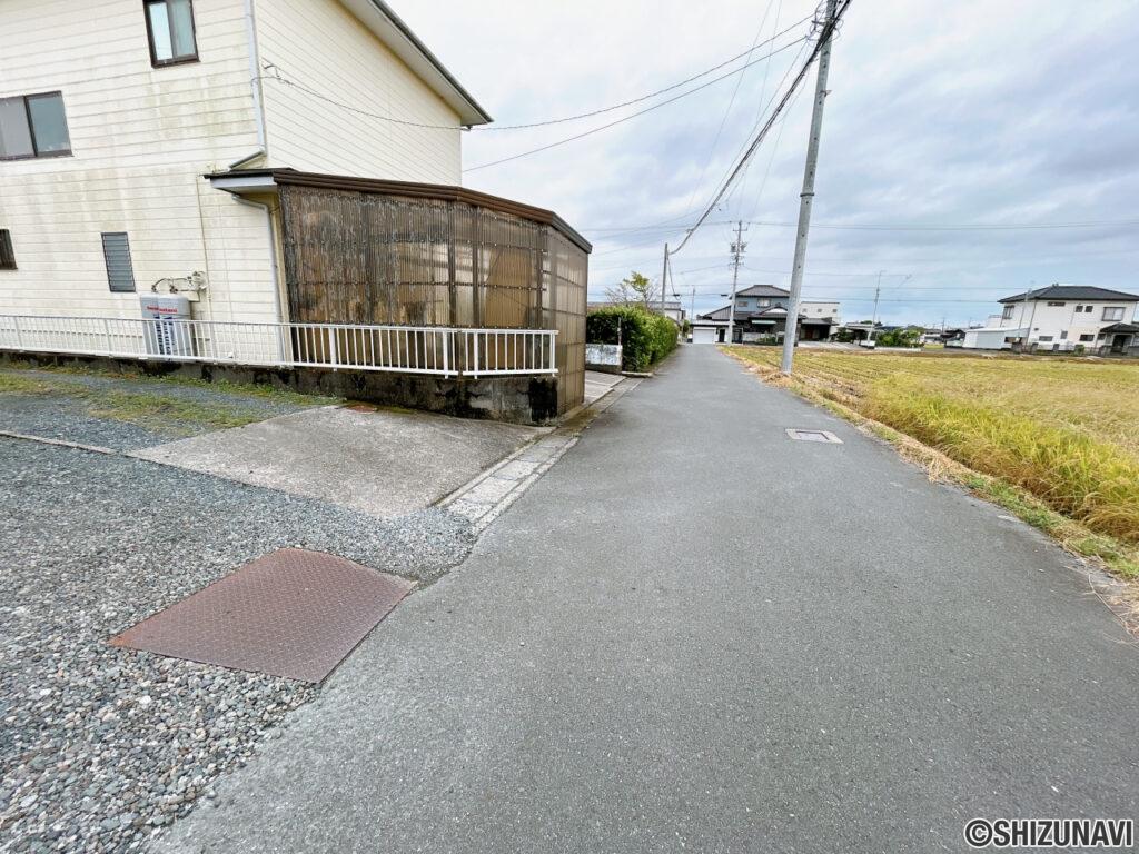 【前面道路】前面道路は車どおりがほとんどないため、落ち着いて駐車することが可能です。