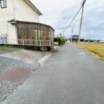 【前面道路】前面道路は車どおりがほとんどないため、落ち着いて駐車することが可能です。