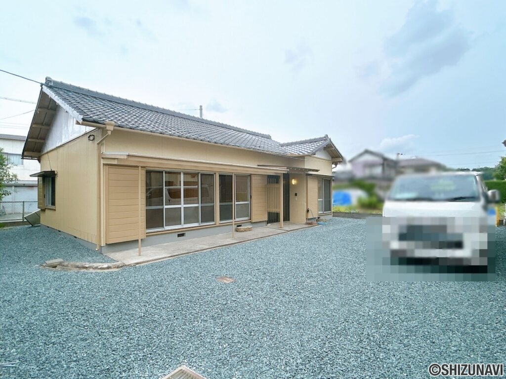 【リフォーム済/駐車スペース】駐車スペースは並列2台分ございます。整地を行うため更に奥行が広がり、駐車しやすくなりました。