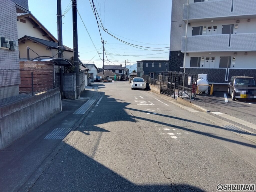 富士宮市万野原新田　セキスイハイム中古住宅　前面道路