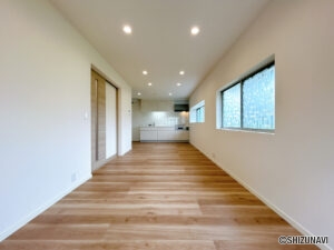 【リフォーム済/リビング】キッチンとの間の壁は撤去し、開放感のあるLDKとなりました。約14.5帖の広々としたリビングで家族だんらんを楽しんでいただけますよ。