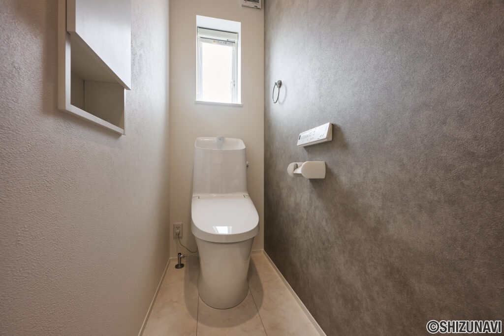 トイレは、LIXIL製の節水型モデルを採用した、環境にもお財布にもやさしい設計。機能性はもちろん、空間デザインにもこだわり抜かれた一室です。