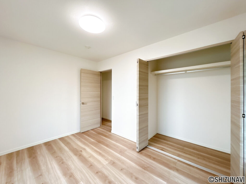 【リフォーム済/北側和室】現在和室のお部屋は全て洋室へと変更いたしました。畳はフローリングへ、押入はクローゼットへ変更いたしました。