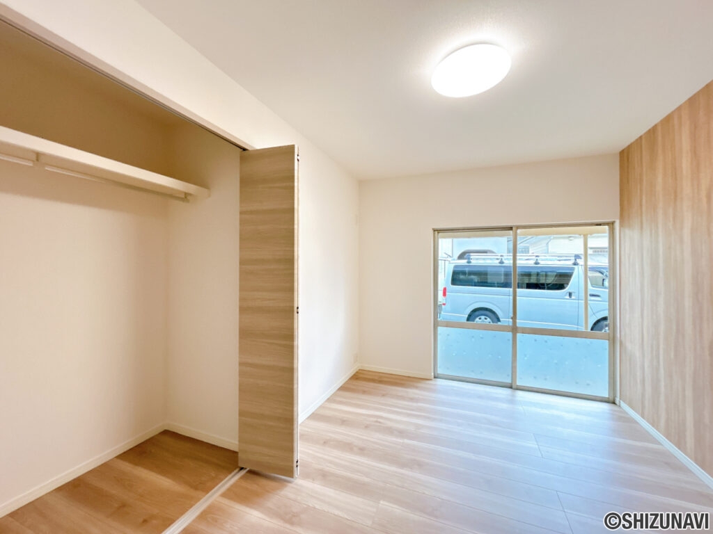 【リフォーム済/収納】各居室に収納を備えております。収納内には枕棚とハンガーパイプを設置しました。