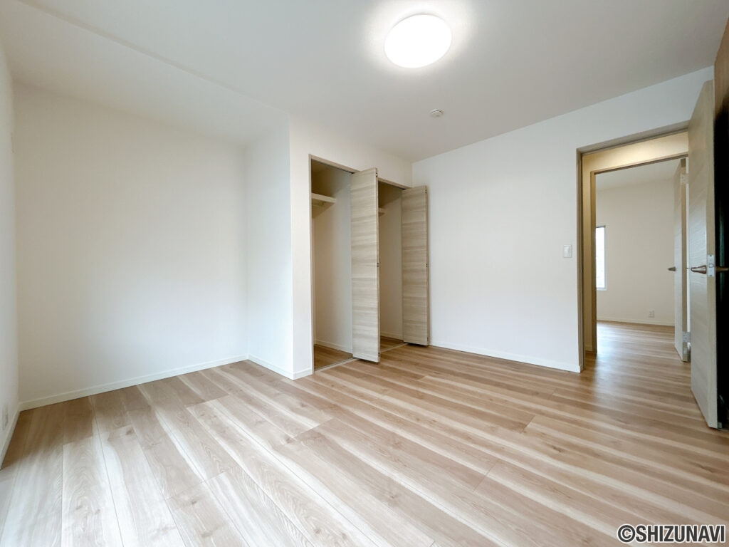【リフォーム済/南西側洋室】現在和室のお部屋は全て洋室へと変更いたしました。畳はフローリングへ、押入はクローゼットへ変更いたしました。