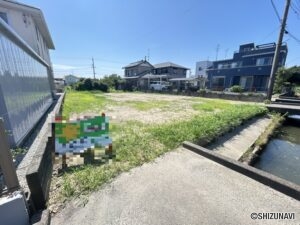 南東角。進入路は約2.5mございます。