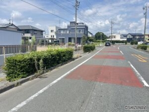前面道路になります。