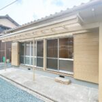 【リフォーム済/物干しスペース】建物南側には物干しスペースがございます。天井の波板張替えを行いました。屋根があるため、洗濯物がぬれずに済むのは嬉しいですね。