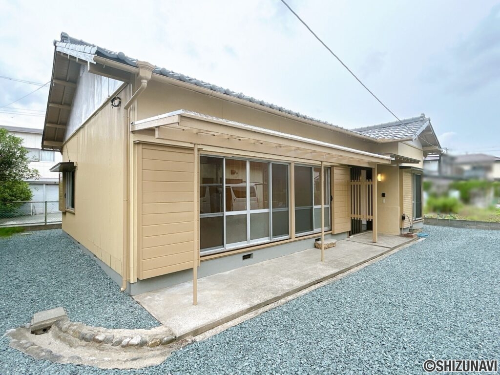 【リフォーム済/外観】別角度です。外壁は塗装を行いました。屋根の瓦についても漆喰補修と点検を行いました。
