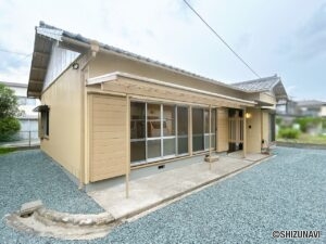 【リフォーム済/外観】別角度です。外壁は塗装を行いました。屋根の瓦についても漆喰補修と点検を行いました。