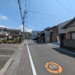 正面道路右の写真です。