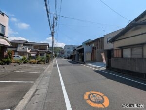 正面道路右の写真です。