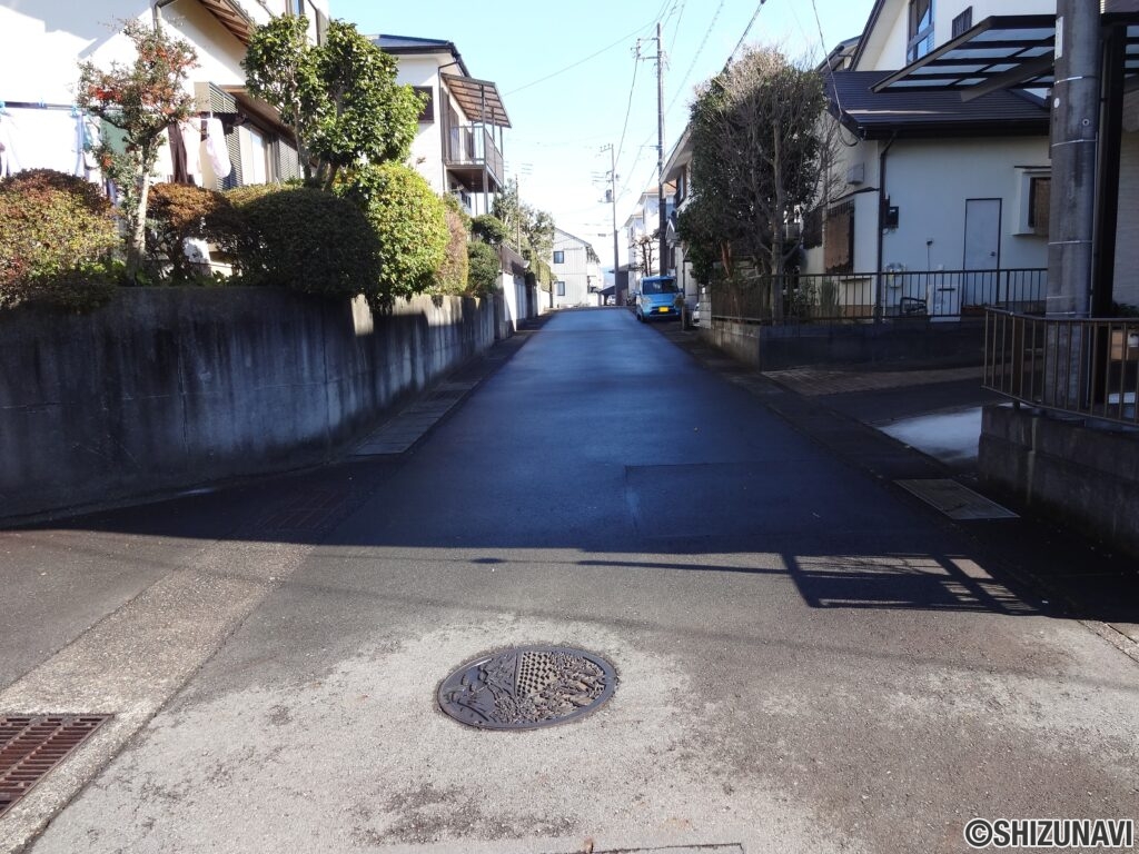 東側接道（1項2号道路・幅員：約5ｍ）