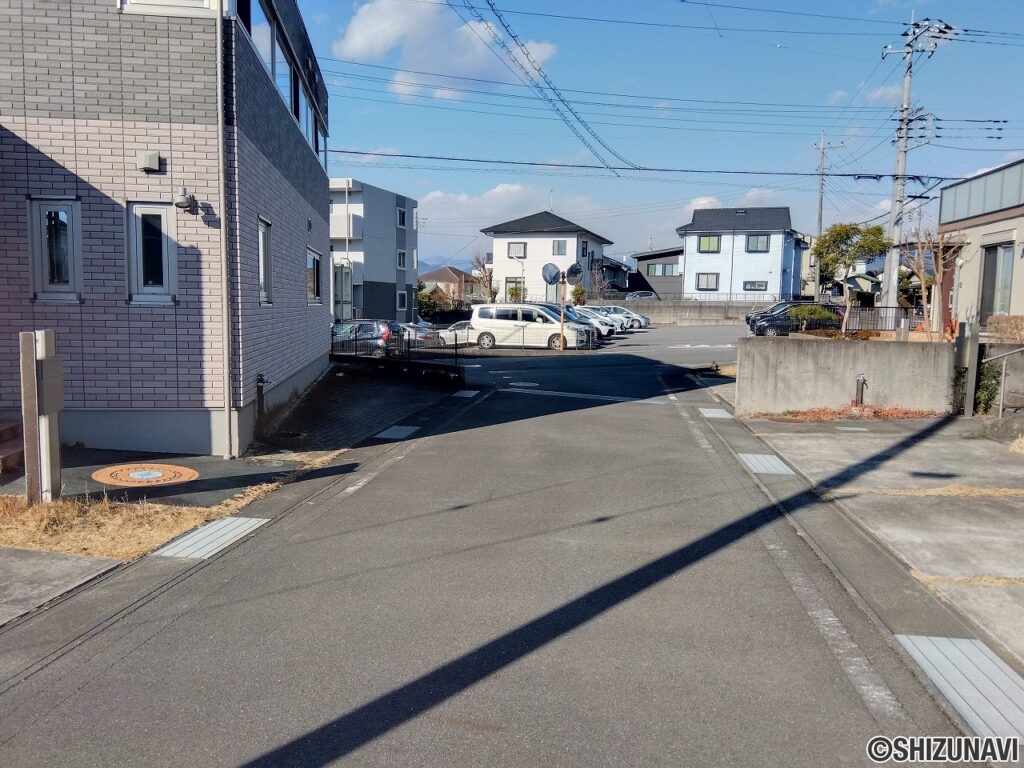 富士宮市万野原新田　セキスイハイム中古住宅　前面道路