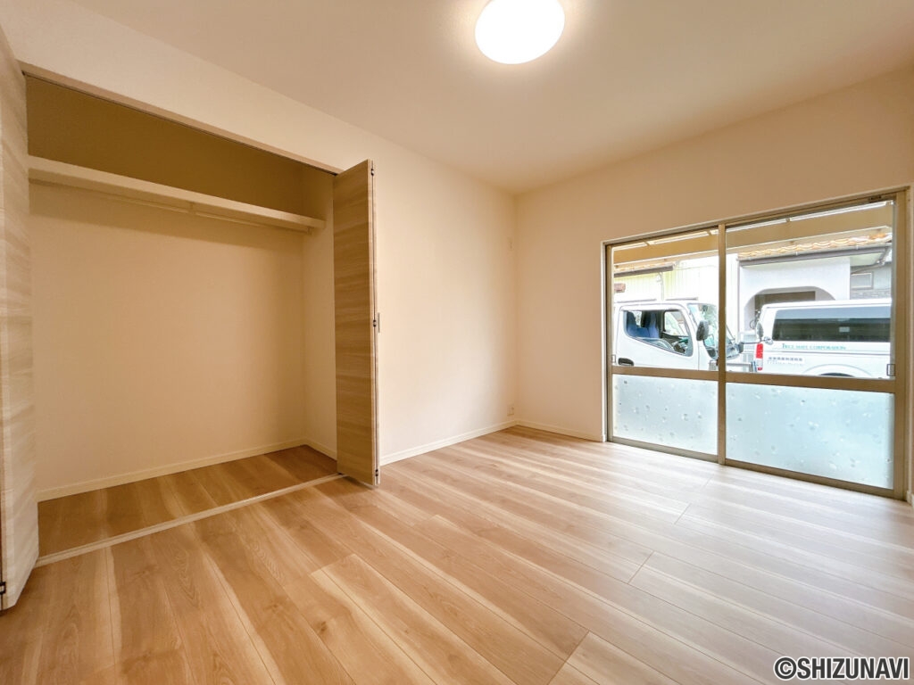 【リフォーム済/南東側洋室】現在和室のお部屋は全て洋室へと変更いたしました。畳はフローリングへ、押入はクローゼットへ変更いたしました。