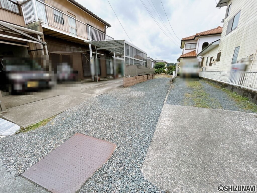 【進入路】進入路の幅は約2.7ｍとなっております。幅がしっかりと確保されているため、運転が苦手な方も安心して駐車いただけます。