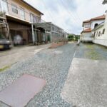 【進入路】進入路の幅は約2.7ｍとなっております。幅がしっかりと確保されているため、運転が苦手な方も安心して駐車いただけます。