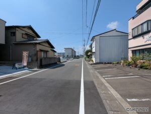 正面道路左の写真です。
