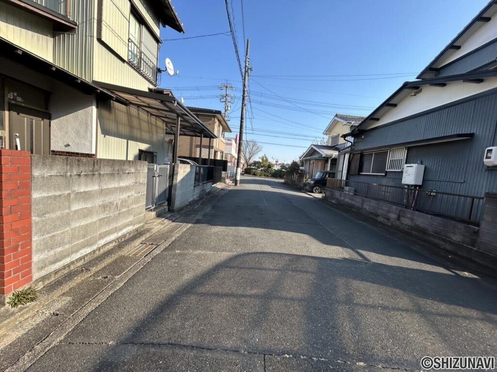 前面道路は幅員約6mです。交通量が少なく、落ち着いて車の出し入れができます。