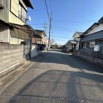 前面道路は幅員約6mです。交通量が少なく、落ち着いて車の出し入れができます。