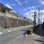 【北側　前面道路】駐車場が面する北川道路は片側一車線の道路です。一定の交通量がある道路に面しているので、お子様の通学や防犯面でも人の目が確保されていて安心できそうです。