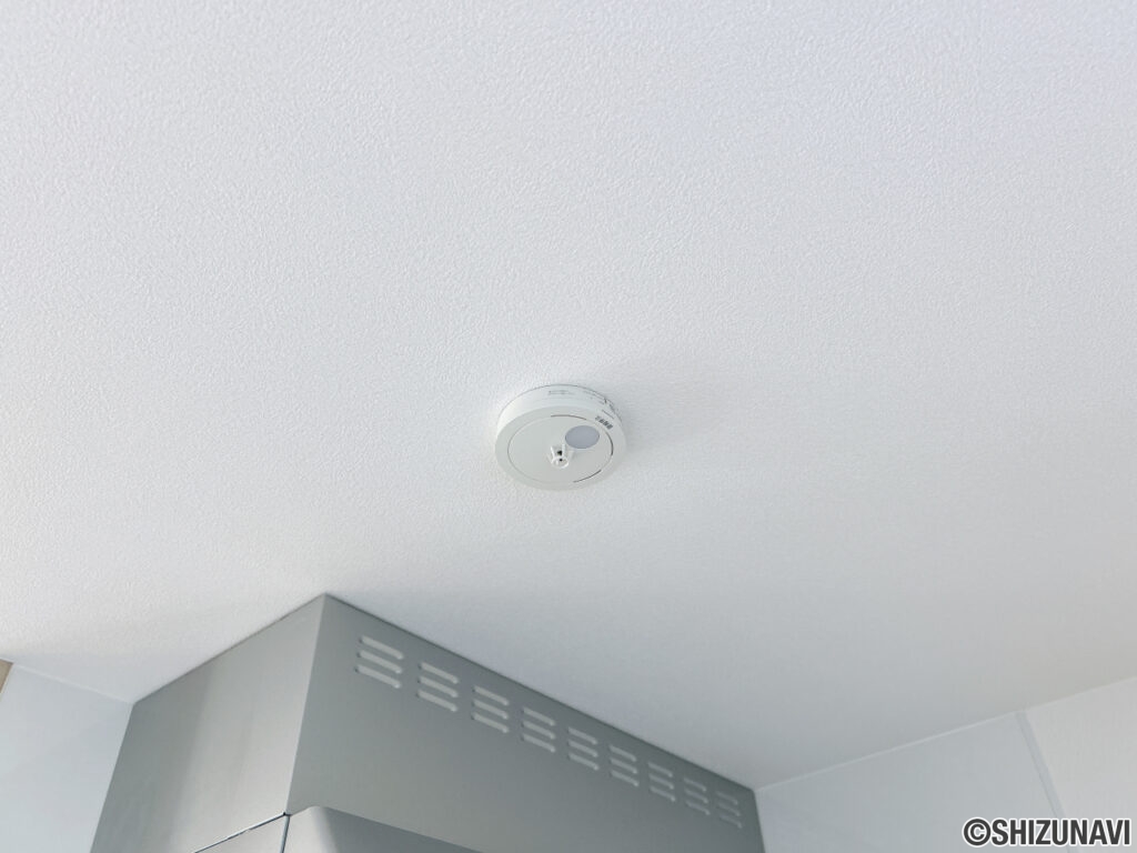 【火災報知器】全居室に火災警報器を新設しました。キッチンには熱感知式、その他のお部屋や階段には煙感知式のものを設置し、万が一の火災も大事に至らないように備えます。電池寿命約10年です。