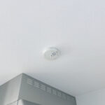 【火災報知器】全居室に火災警報器を新設しました。キッチンには熱感知式、その他のお部屋や階段には煙感知式のものを設置し、万が一の火災も大事に至らないように備えます。電池寿命約10年です。