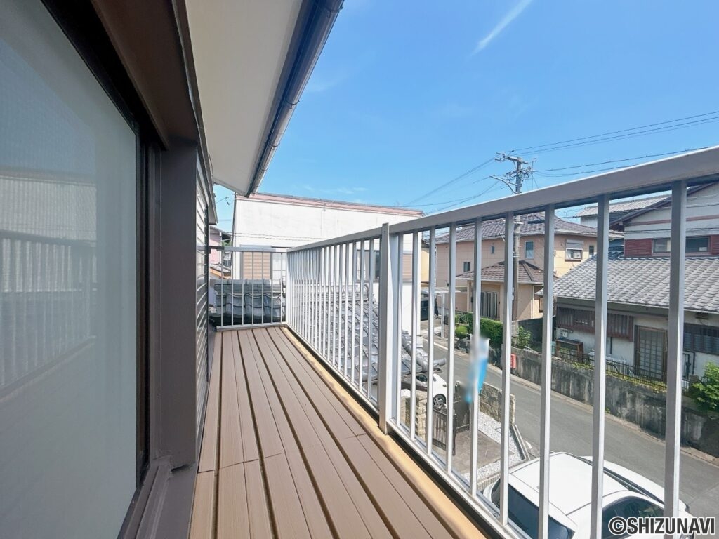 【リフォーム済/バルコニー】外壁塗装と併せて、床面も塗装を行いました。