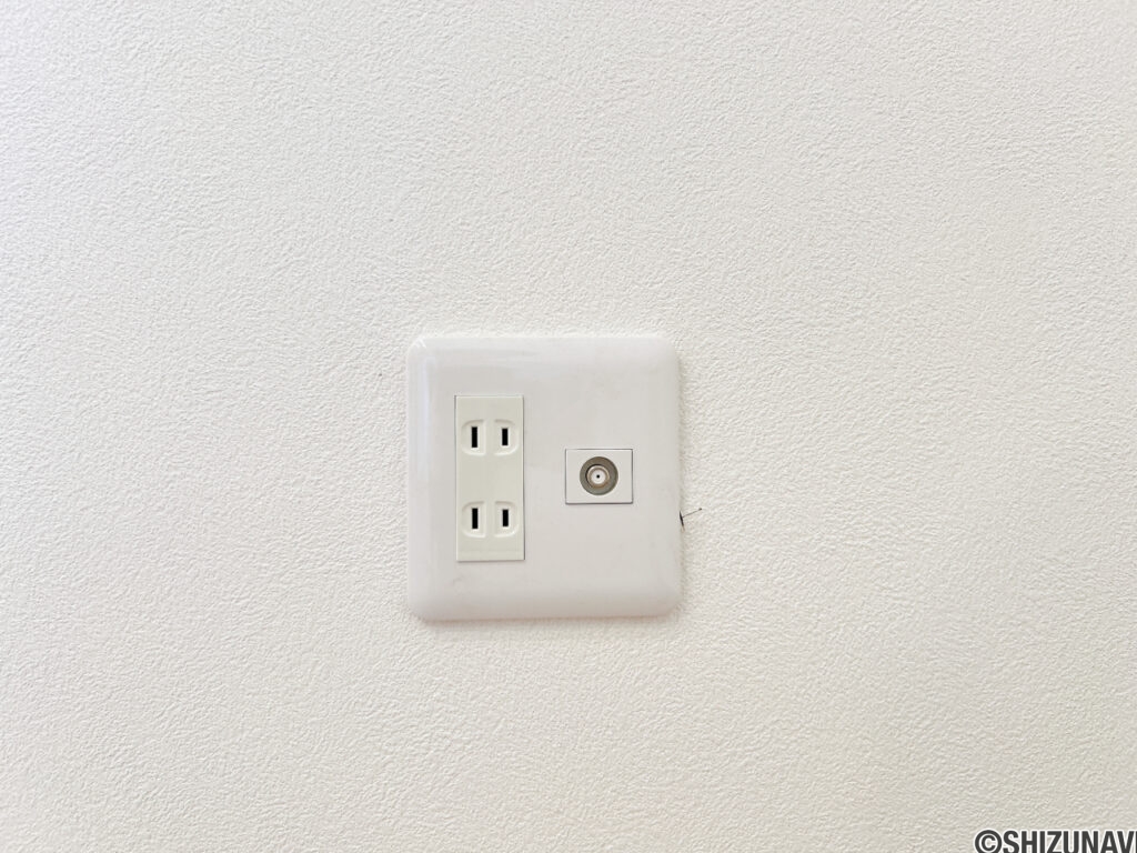 【コンセント】全居室にコンセントとTVジャックを設置しました。現状コンセントが足りない箇所には必要に応じて増設も行います。生活してみないと気付かない部分もカバーしています。