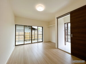 【リフォーム済/1階南西洋室】約6帖の洋室です。元は和室ですが、床はフローリング、壁、天井はクロスで仕上げ、洋室に変更しました。サンルームに続くお部屋です。