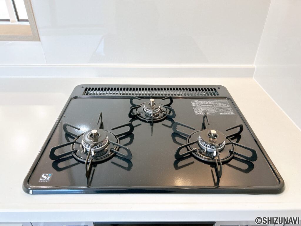 【キッチンコンロ】新品交換したキッチンは３口コンロで同時調理が可能。大きなお鍋を置いても困らない広さです。お手入れ簡単なコンロなのでうっかり吹きこぼしてもお掃除ラクラクです。