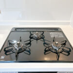 【キッチンコンロ】新品交換したキッチンは３口コンロで同時調理が可能。大きなお鍋を置いても困らない広さです。お手入れ簡単なコンロなのでうっかり吹きこぼしてもお掃除ラクラクです。