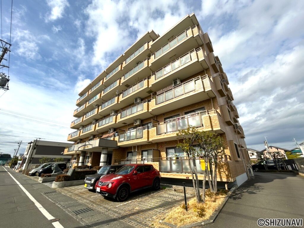 日当たり良好な6階建てマンションです