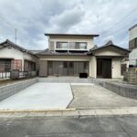 【リフォーム済/現地外観】外壁塗装、瓦の点検・補修を行いました。周辺の交通量も少ないため、落ち着いて駐車していただけます。