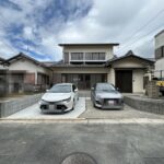 【リフォーム済/現地外観】外壁塗装、瓦の点検・補修を行いました。周辺の交通量も少ないため、落ち着いて駐車していただけます。