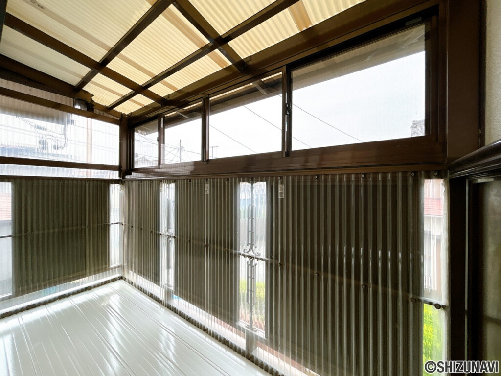 【2階北側バルコニー】屋根付きのため、雨に濡れず、ちょっとした物干しスペースとして便利です。