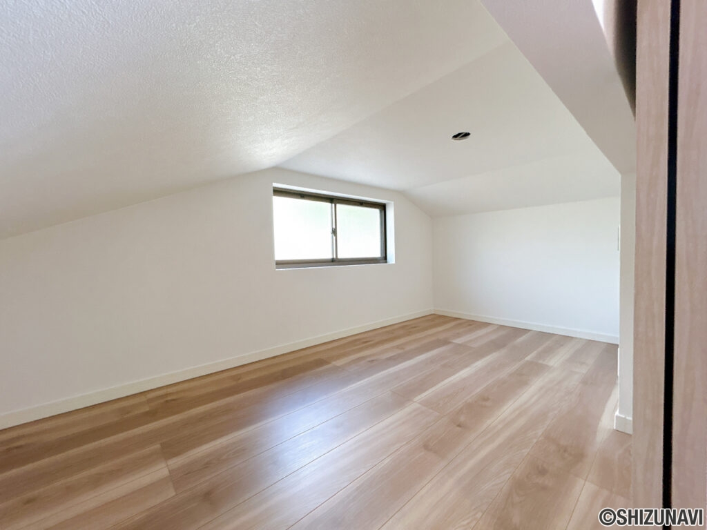 【リフォーム後／屋根裏収納（約10.5帖側）】クロスの交換、建具設置を行いました。