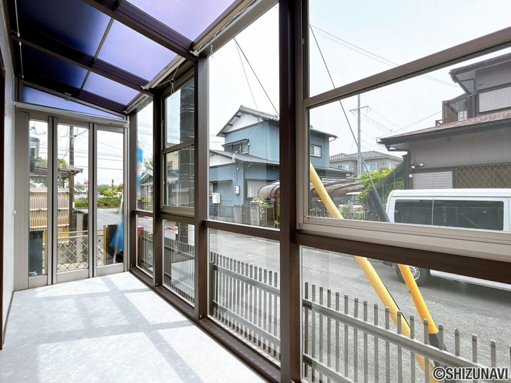 【リフォーム済/サンルーム】サンルームは床にクッションフロアをはり、クリーニングを行いました。