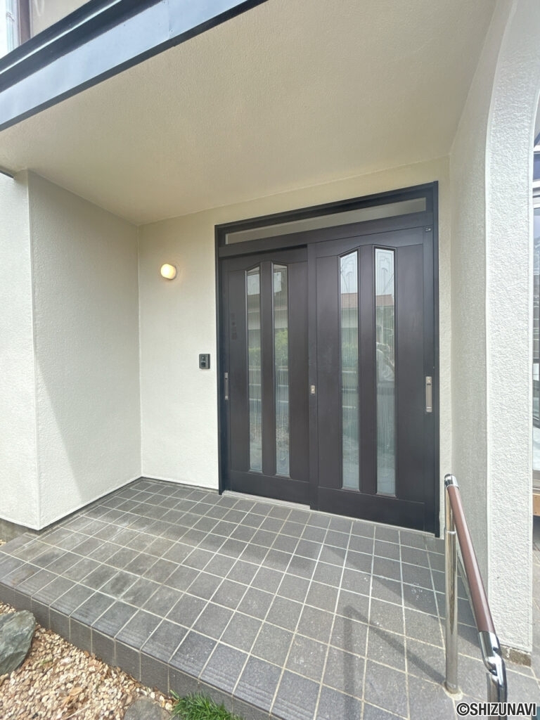 【リフォーム済/玄関外観】玄関の鍵とインターホンを交換しました。インターホンはカラーモニター付きです。
