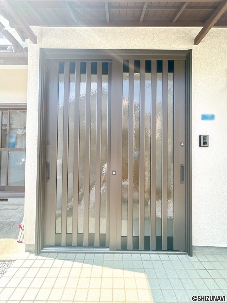 【リフォーム済/玄関(外観)】玄関ドア・インターフォンの新品交換を行いました。防犯面でも安心ですね。