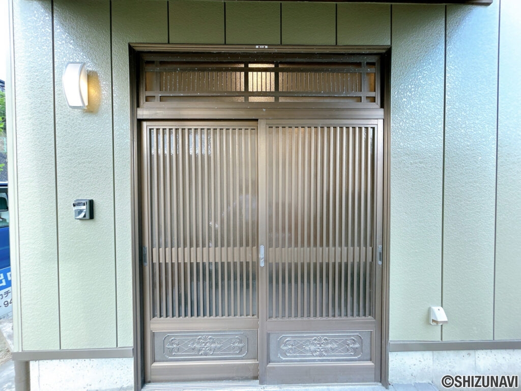 【リフォーム後／玄関外観】玄関は鍵交換、照明交換、モニター本の設置を行いました。セキュリティ面も安心して新生活を送っていただけます。