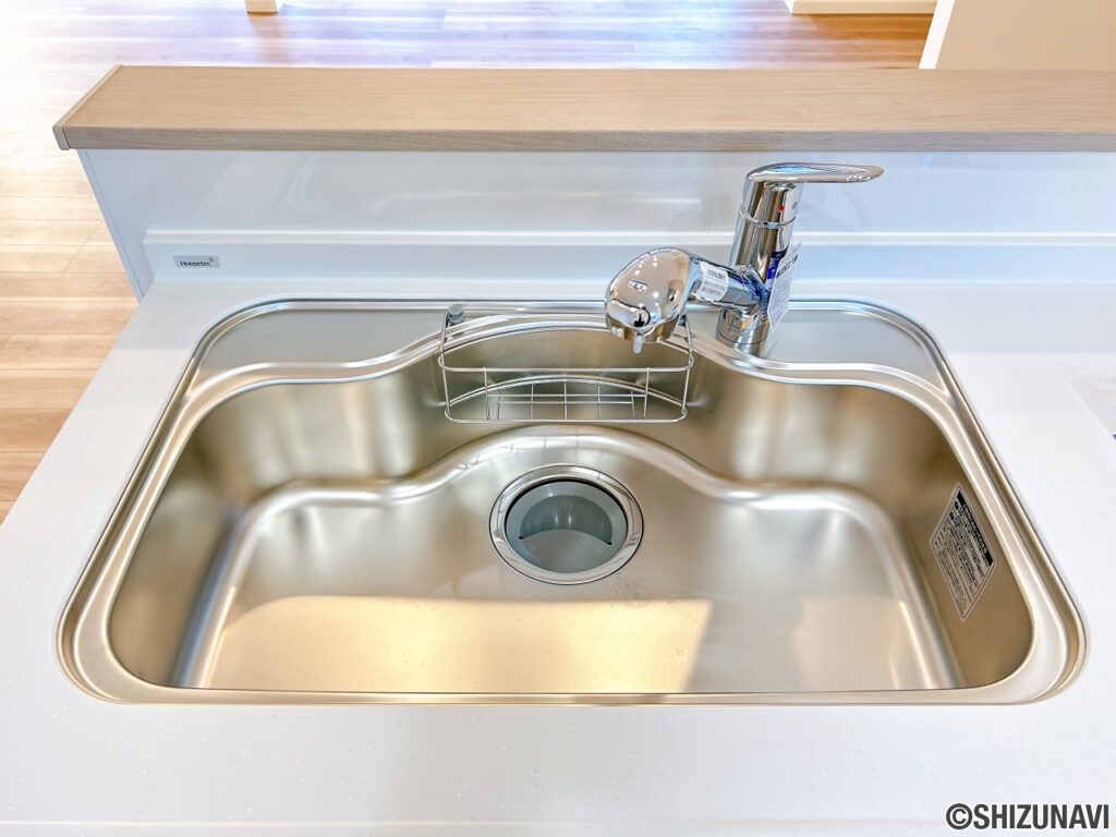 【キッチンシンク】新品交換したキッチンの水栓金具はノズルが伸びてシンクのお手入れもラクラクです。水栓本体には浄水機能が内蔵されていて、おいしいお水をつくります。
