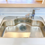 【キッチンシンク】新品交換したキッチンの水栓金具はノズルが伸びてシンクのお手入れもラクラクです。水栓本体には浄水機能が内蔵されていて、おいしいお水をつくります。